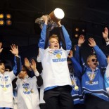Mikael Granlund lifts the trophy as the rest of the team cheers. (Photo: Mikko Stig/Lehtikuva/Str)